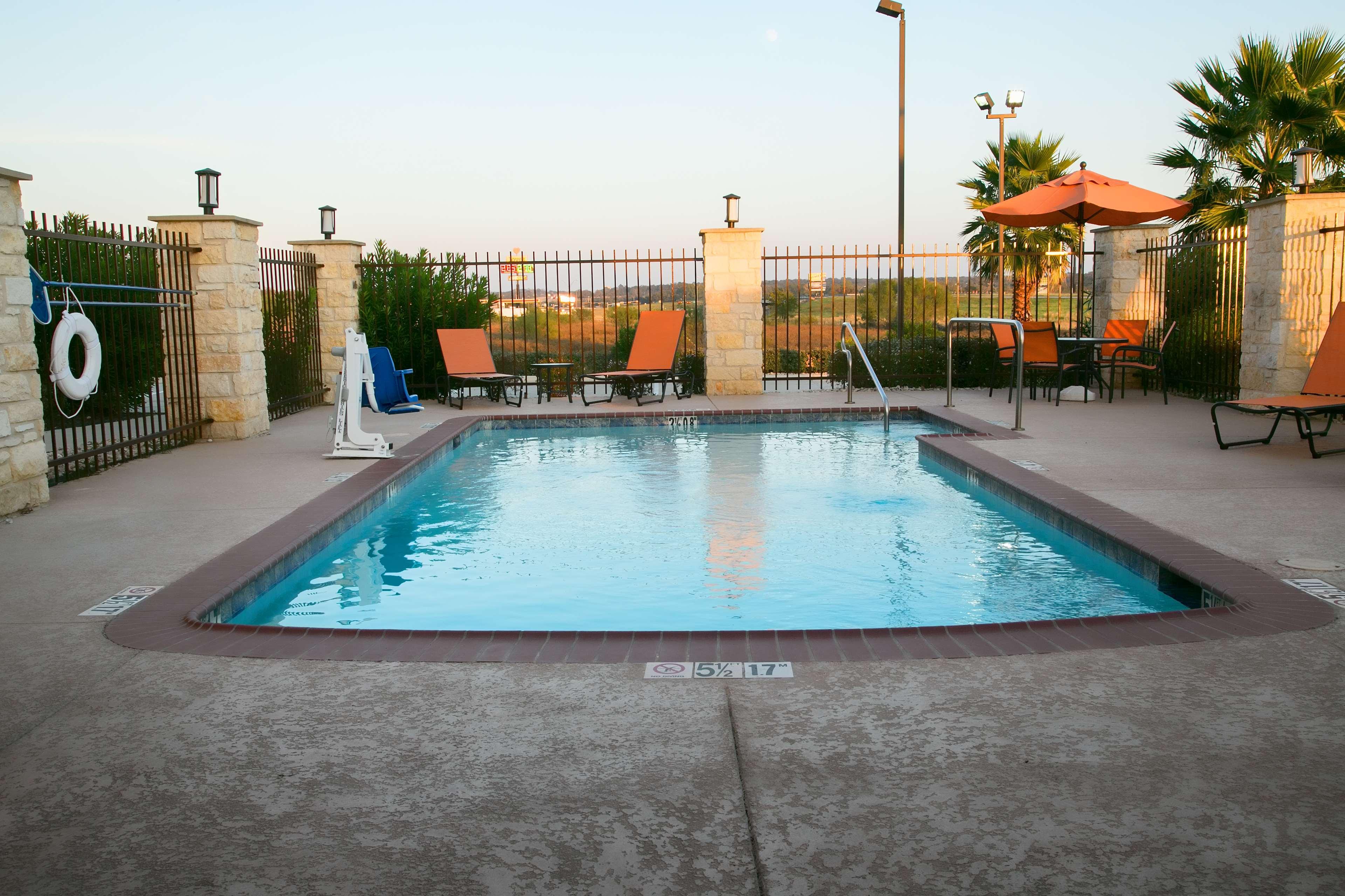 Best Western Plus Longhorn Inn&Suites Luling Exterior foto