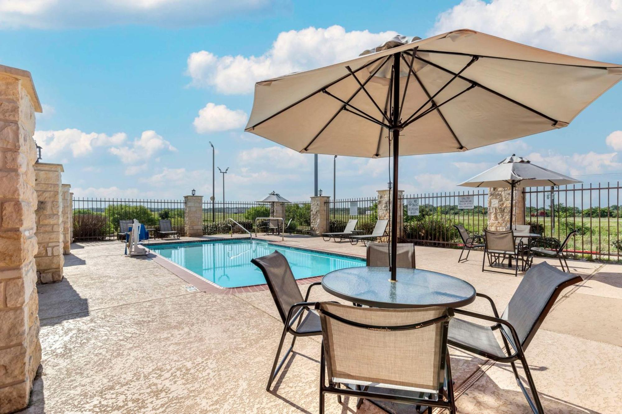 Best Western Plus Longhorn Inn&Suites Luling Exterior foto